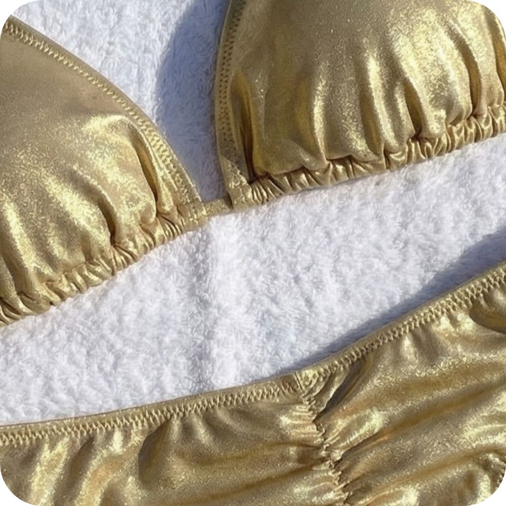 Zlaté třpytivé bikiny brazilky - lesk na slunci